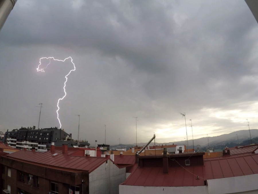 Otra tarde de tormentas con más de 2.300 rayos especialmente en la provincia de A Coruña