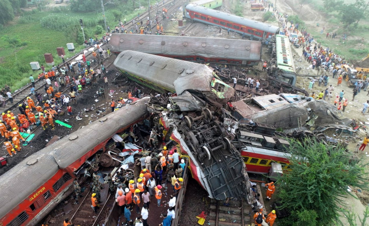 Se eleva a 288 el número de muertos en el peor accidente de tren del siglo XXI en la India