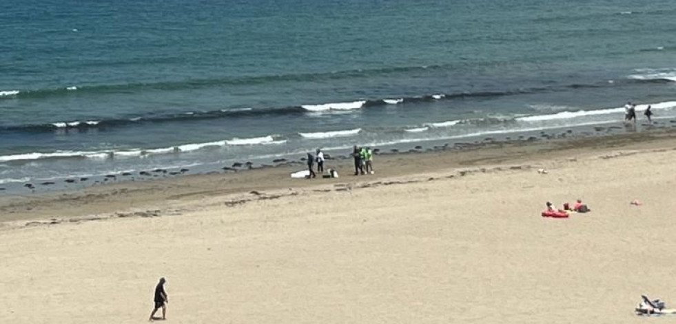 Unos surfistas rescatan el cuerpo sin vida de un hombre que apareció flotando en una playa de Oleiros