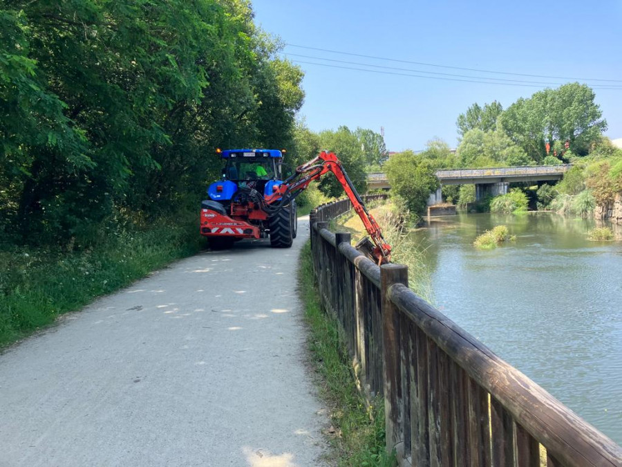 Cambre inicia los trabajos de desbroce en el río Mero, una de sus zonas de paseo más concurridas