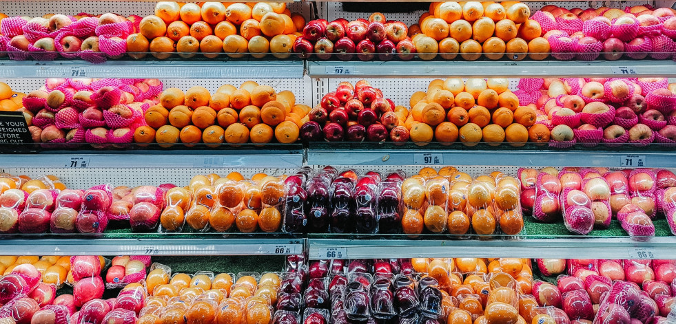 Facua denuncia a ocho supermercados por subir el precio de alimentos con IVA rebajado