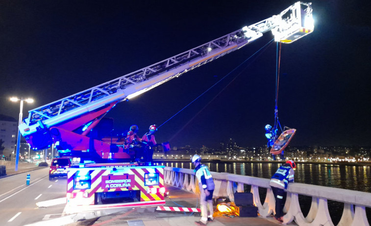 Los Bomberos rescatan a un hombre de las rocas al pie del Paseo Marítimo de A Coruña