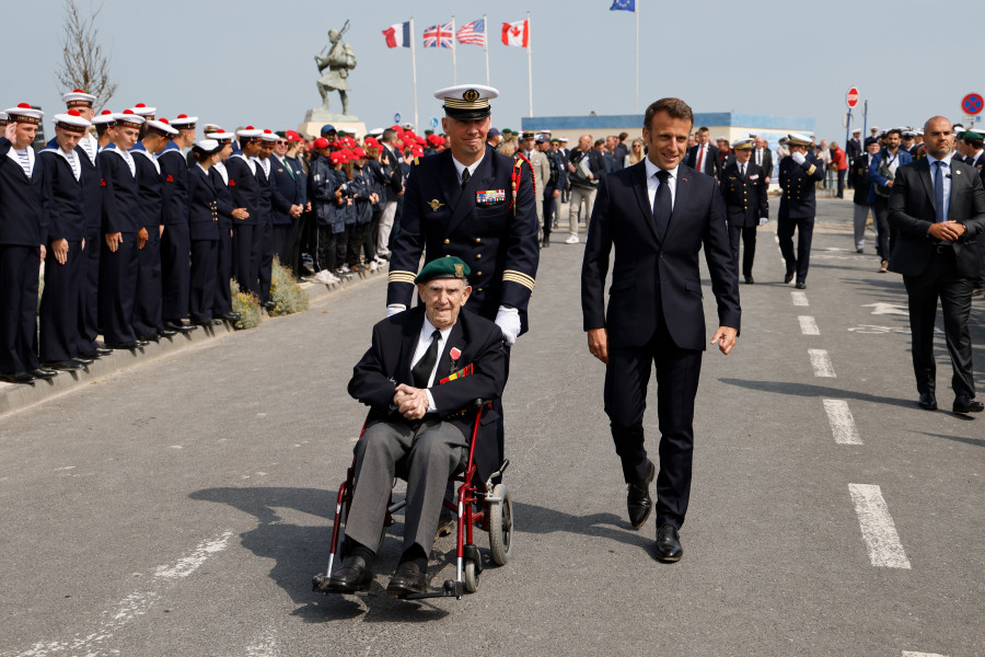 Macron recuerda a la unidad francesa que participó en el Desembarco de Normancía