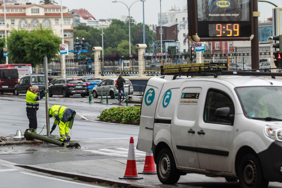 Accidentes y el mal tiempo se confabulan para congestionar el tráfico del centro de A Coruña