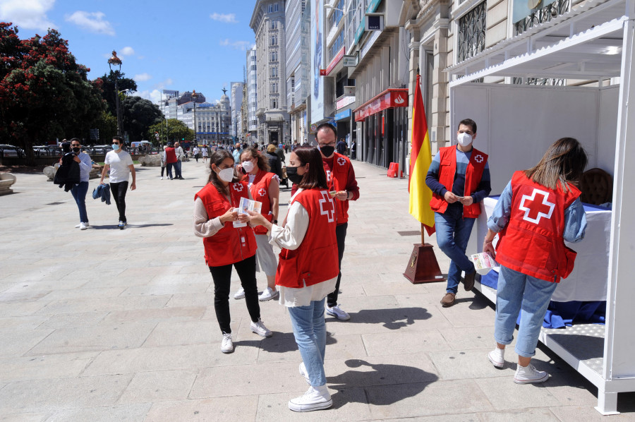 Voluntariado y personal de Cruz Roja llevan este jueves el Sorteo del Oro a las calles de A Coruña