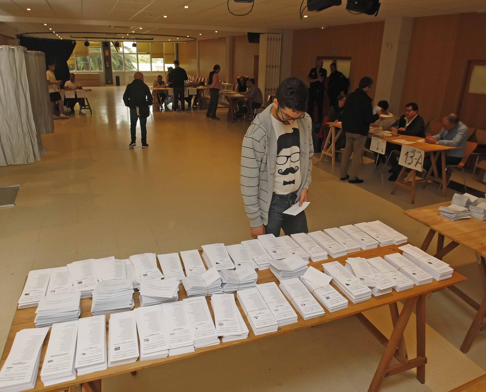 Una persona elige su voto en un colegio electoral  aec