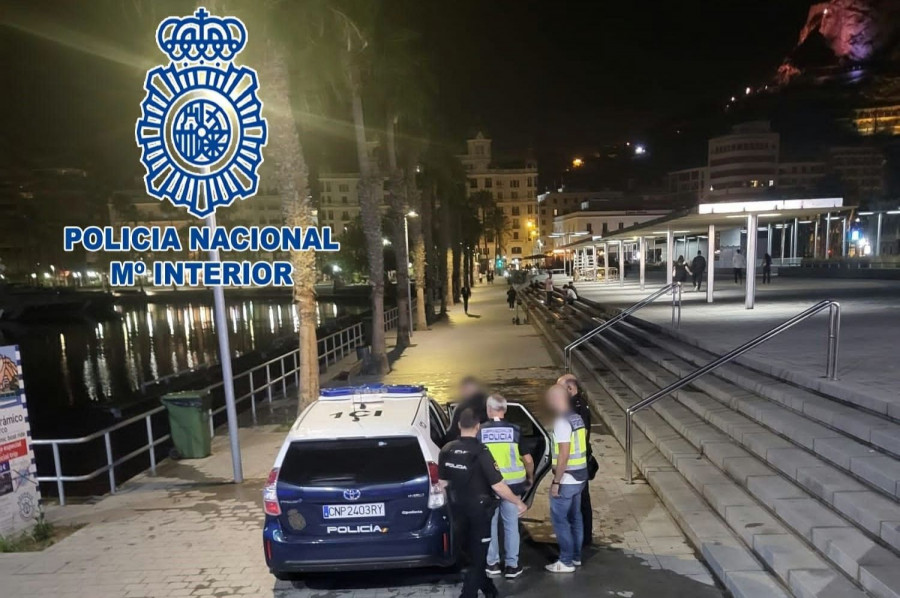 Se graban saltando sobre el techo de un coche de la Policía Nacional y lo suben a internet