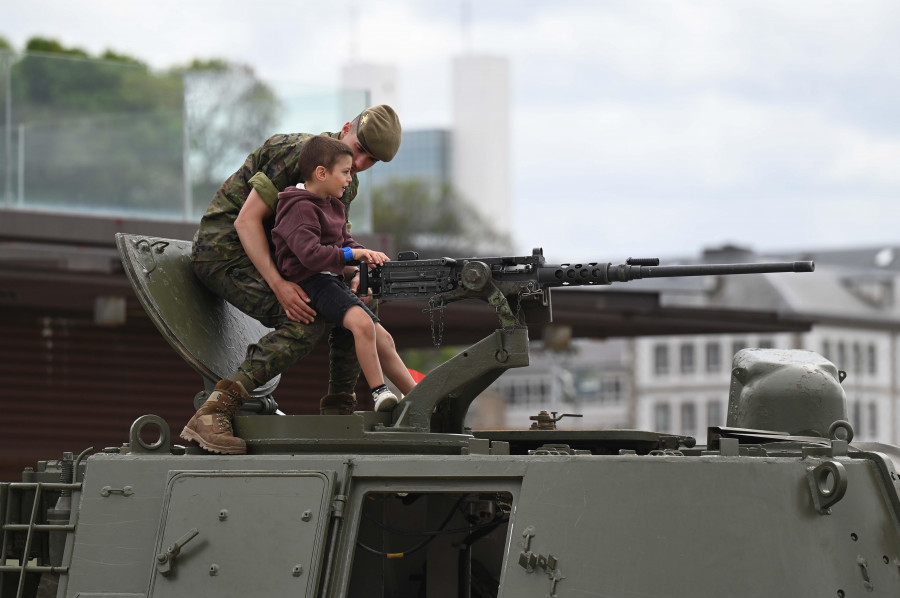 Reportaje | Un ejército de pequeños coruñeses tomó el Día de las Fuerzas Armadas