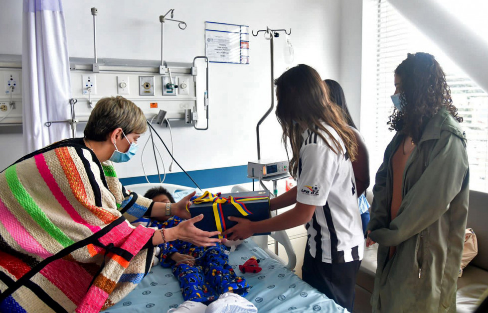 La primera dama de Colombia, Verónica Alcocer  durante su visita a los niños rescatados en Bogotá (Colombia)