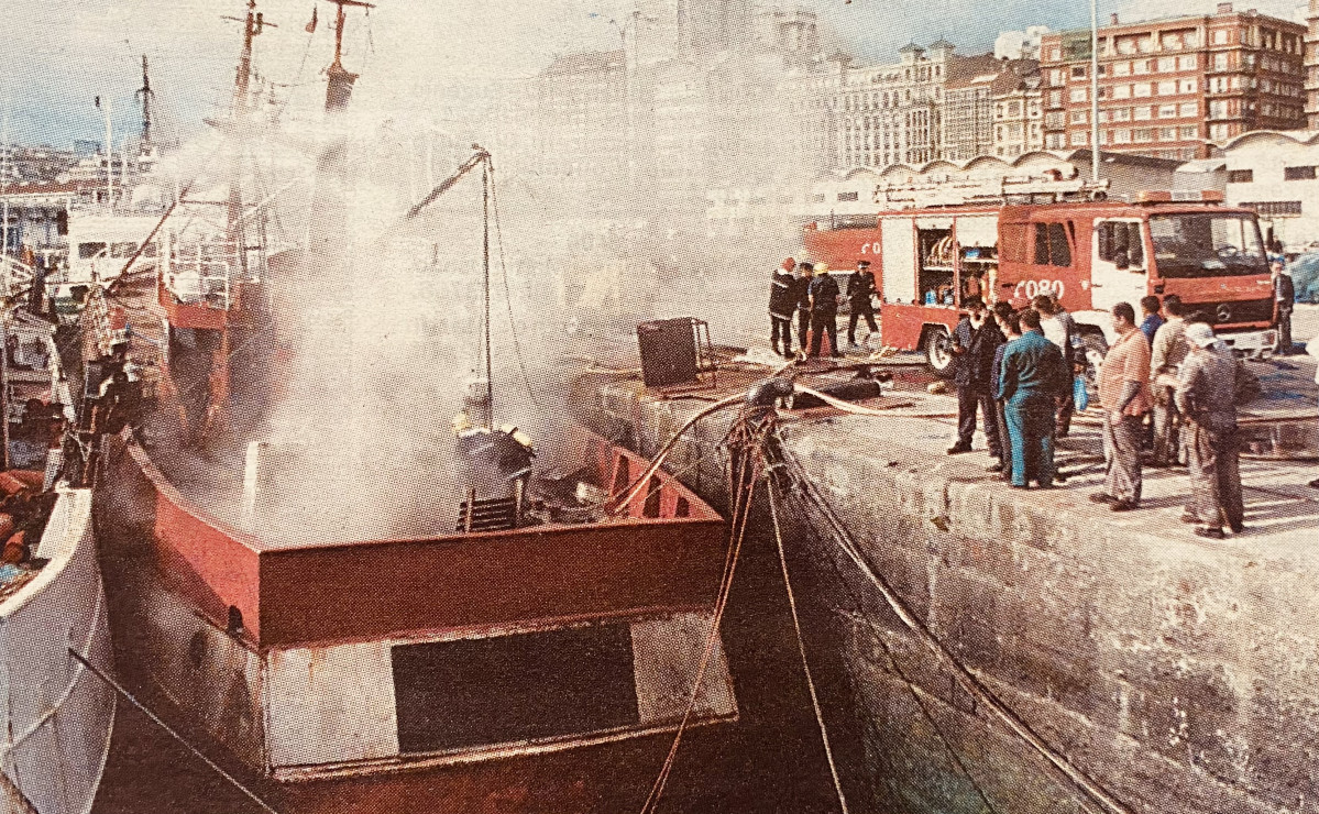 1998 incendio en un barco en el puerto