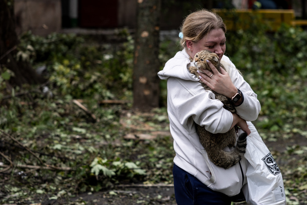 Una mujer abraza a su gato fuera del edificio bombardeado por misiles rusos en Krivói Rog