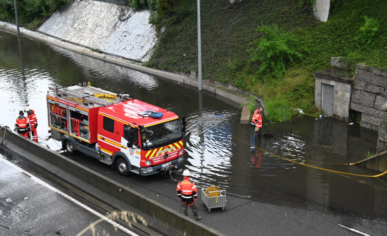 Una balsa de agua corta el tráfico en la carretera de Baños de Arteixo