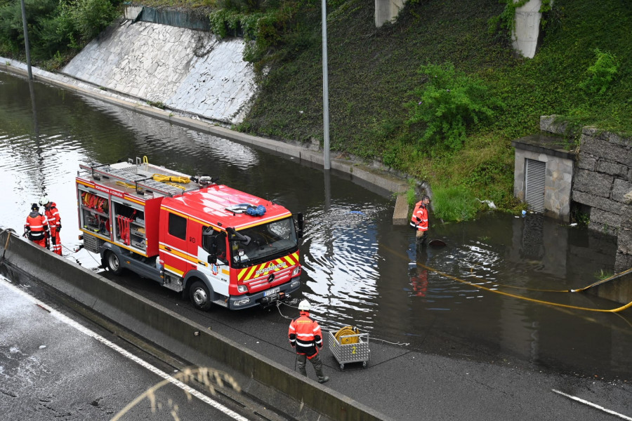 Una balsa de agua corta el tráfico en la carretera de Baños de Arteixo