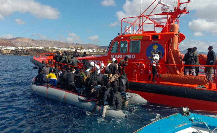Muere en una lancha neumática una mujer embarazada que viajaba con otros migrantes rumbo a Lanzarote