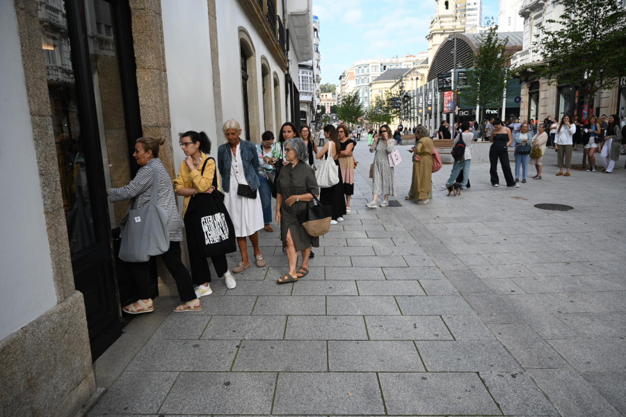 La primera jornada de rebajas provoca largas colas en A Coruña