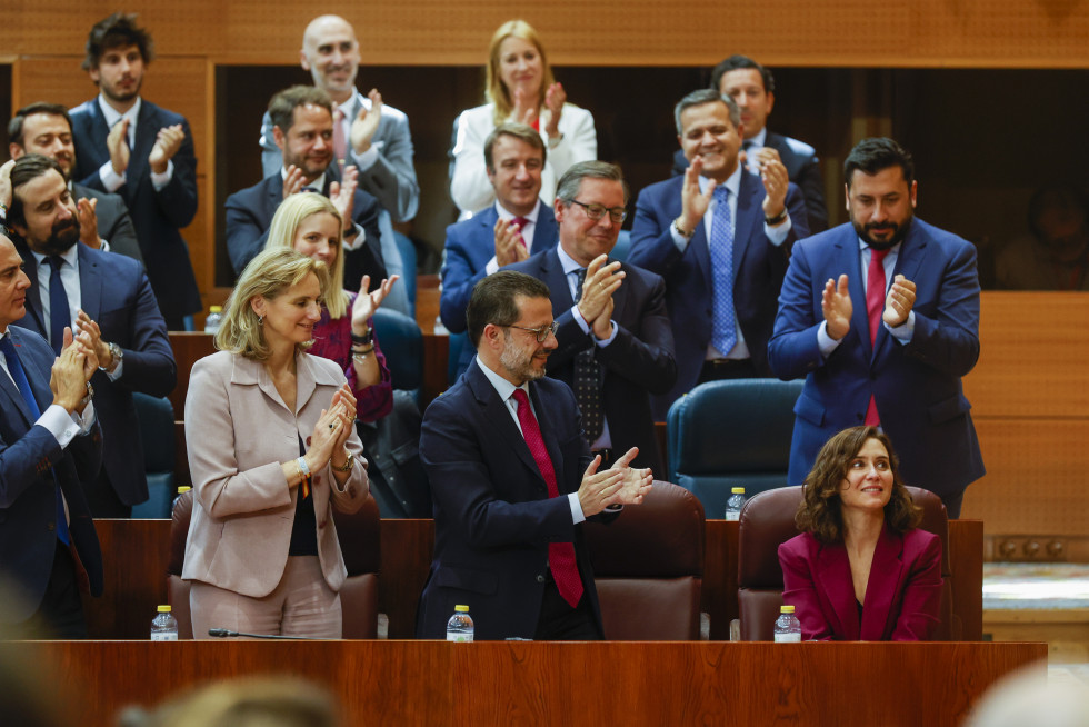 La candidata del PP a presidir la Comunidad de Madrid, Isabel Díaz Ayuso (d), es aplaudida por sus compañeros