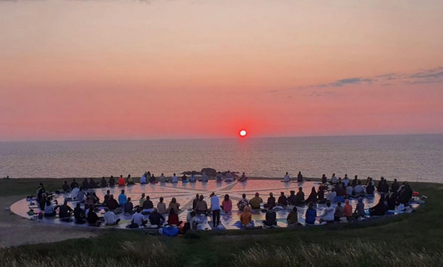 Yoga, solsticio y puesta de sol a los pies de la Torre de Hércules