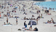 La Policía Local interviene para retirar tiendas y reducir las parcelas en la playa antes de San Juan