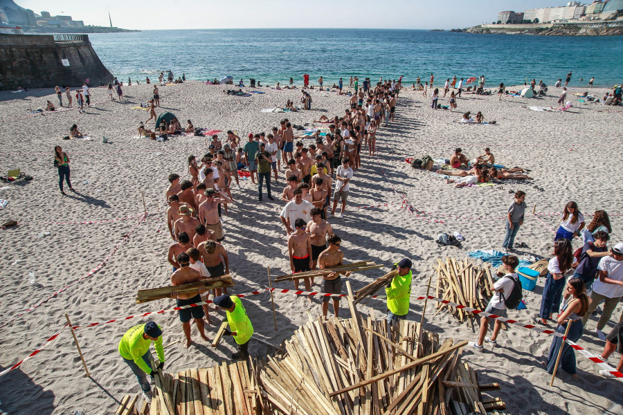 Los arenales se llenan lentamente de gente con los preparativos de San Juan