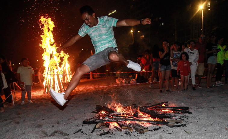 Cerca de 150.000 personas reciben el San Juan con una fiesta por toda la ciudad