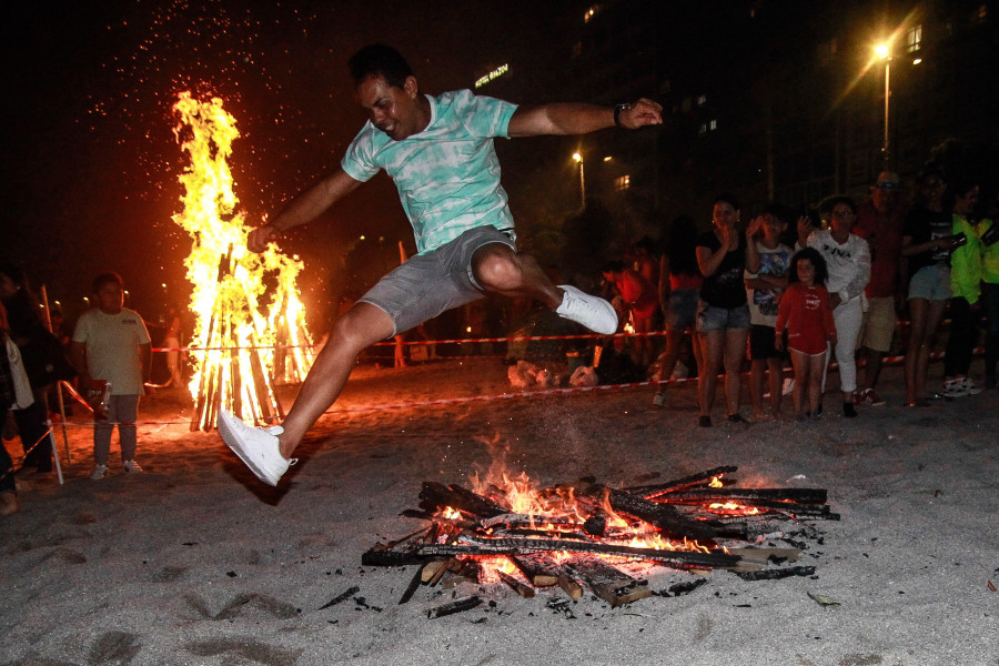 Cerca de 150.000 personas reciben el San Juan con una fiesta por toda la ciudad