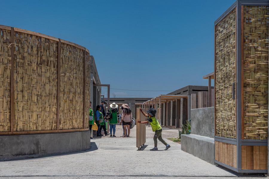 Reportaje | La escuela diseñada desde A Coruña que cambió la vida a niños nacidos en pleno desierto peruano