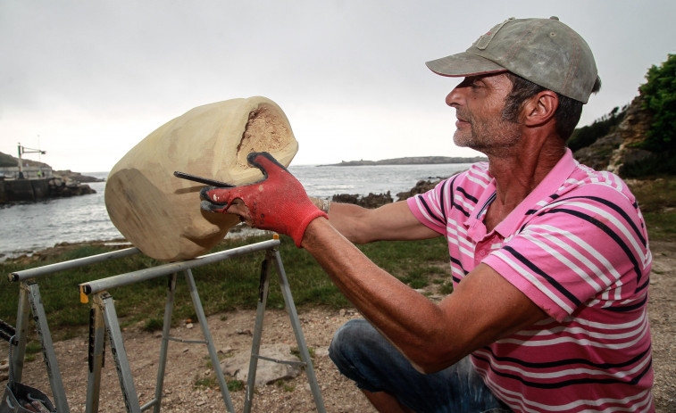 Reportaje | El hombre que convierte en ‘peixes’ la madera que devuelve el mar