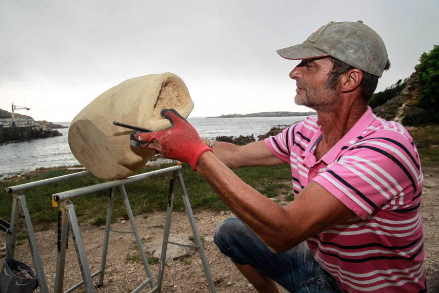 Reportaje | El hombre que convierte en ‘peixes’ la madera que devuelve el mar