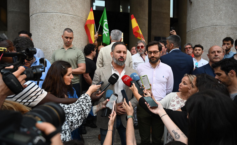 Aplausos y gritos de “fóra fascistas das nosas rúas” para recibir a Abascal en A Coruña