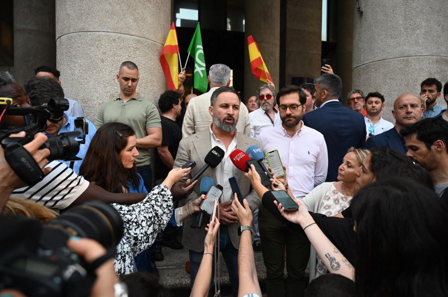 Aplausos y gritos de “fóra fascistas das nosas rúas” para recibir a Abascal en A Coruña