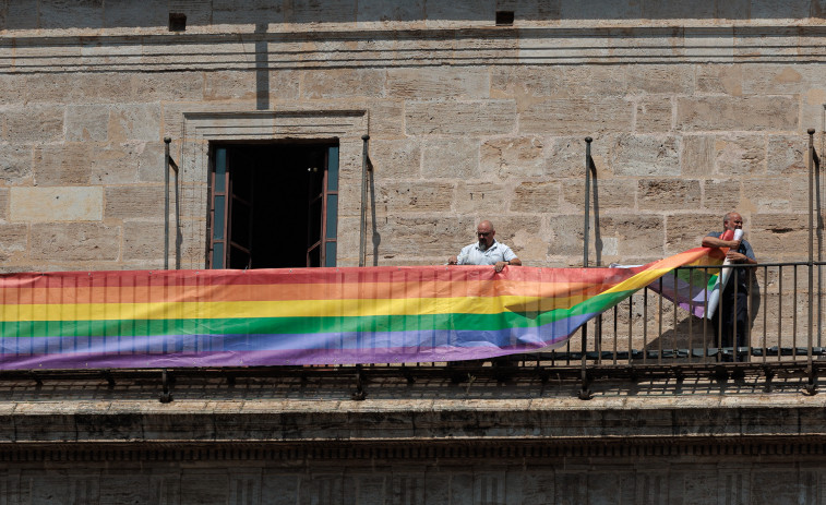 Quita y pon de banderas arcoíris: la irrupción de Vox marca el Día del Orgullo