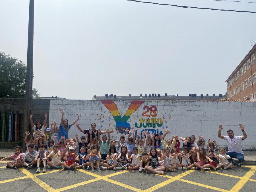 Los niños de los campamentos de verano de Curtis y Teixeiro pintan un mural por el Día del Orgullo