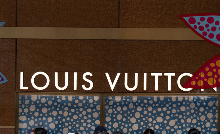 Venden por 63.000 dólares un bolso microscópico de imitación de Louis Vuitton