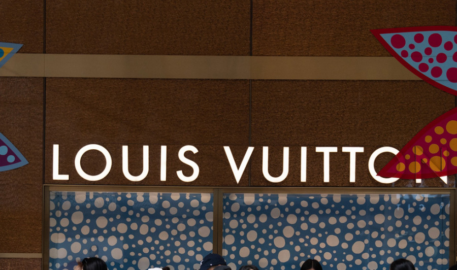 Venden por 63.000 dólares un bolso microscópico de imitación de Louis Vuitton