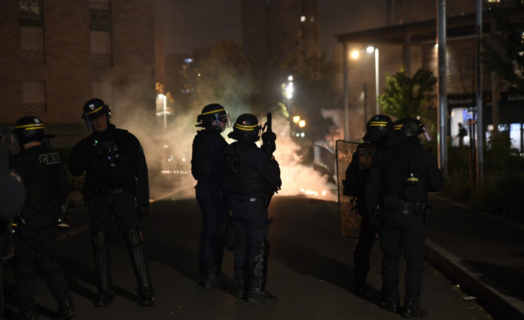 Cerca de 700 detenidos tras la tercera noche de disturbios en Francia