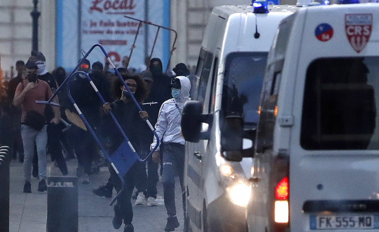 Una nueva noche de disturbios en Francia deja más de 900 detenciones y decenas de policías heridos