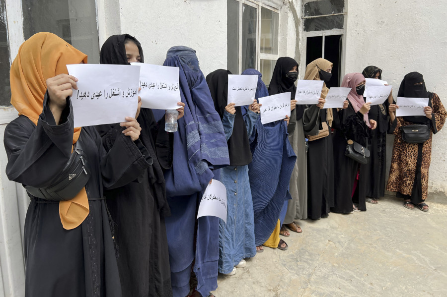 Los talibanes prohíben los salones de belleza para mujeres en Afganistán