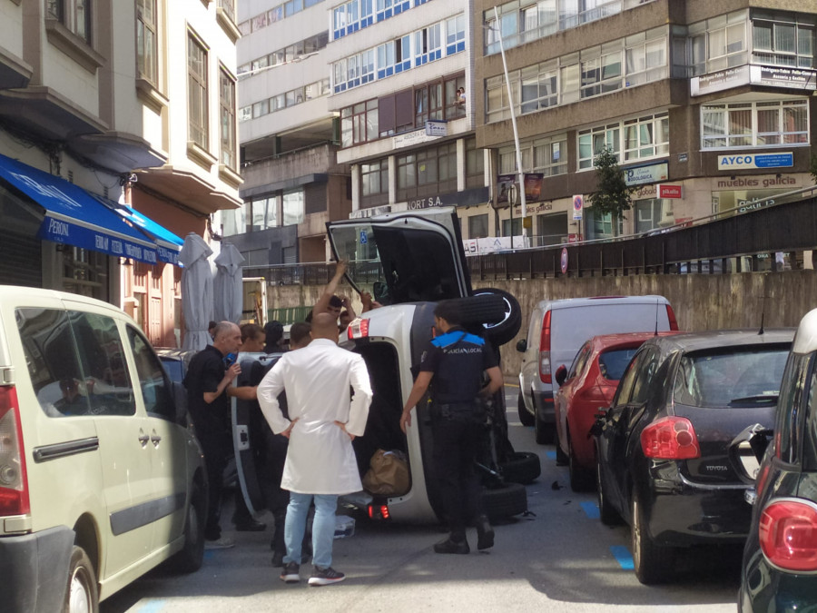 Vuelca un turismo en la calle de Juan Flórez