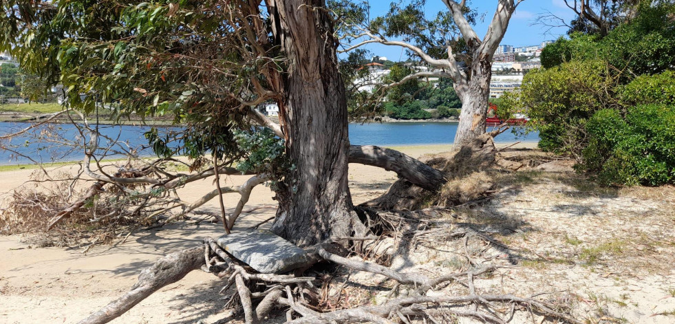 Oleiros notifica a la Fiscalía el peligro de una escombrera en la playa de Santa Cristina