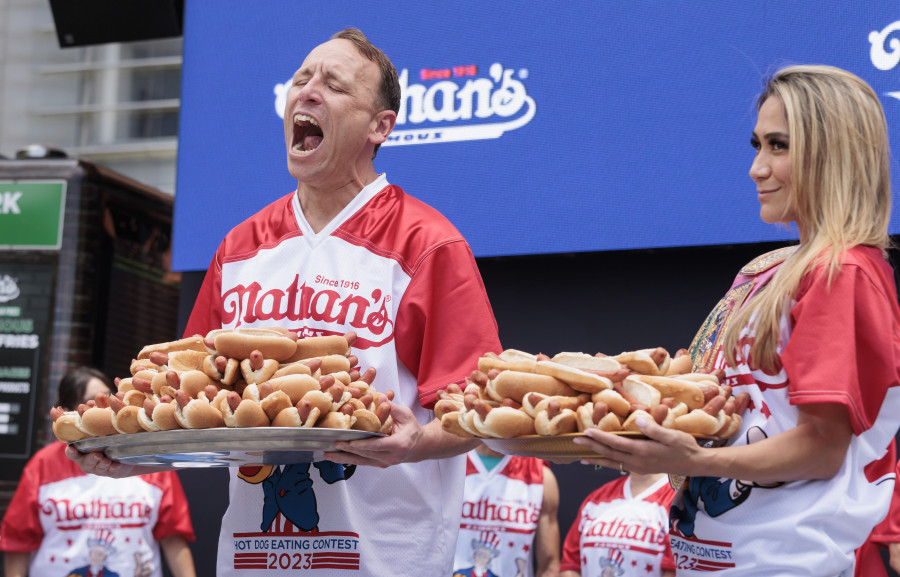 El rey del "hot dog" se corona de nuevo en el concurso de tragones de Nueva York