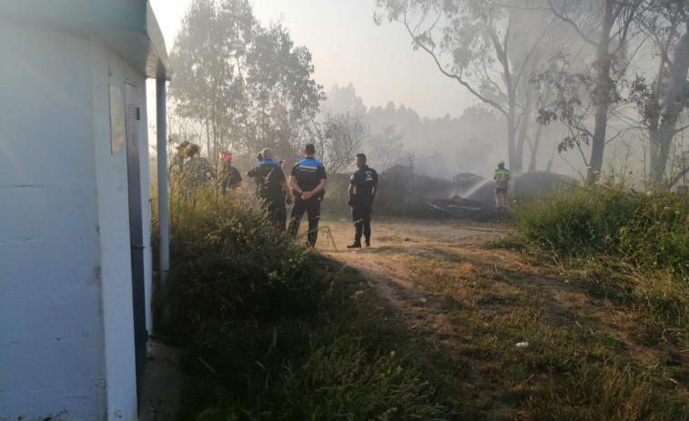 Los bomberos extinguen un fuego en el monte Alfeirán