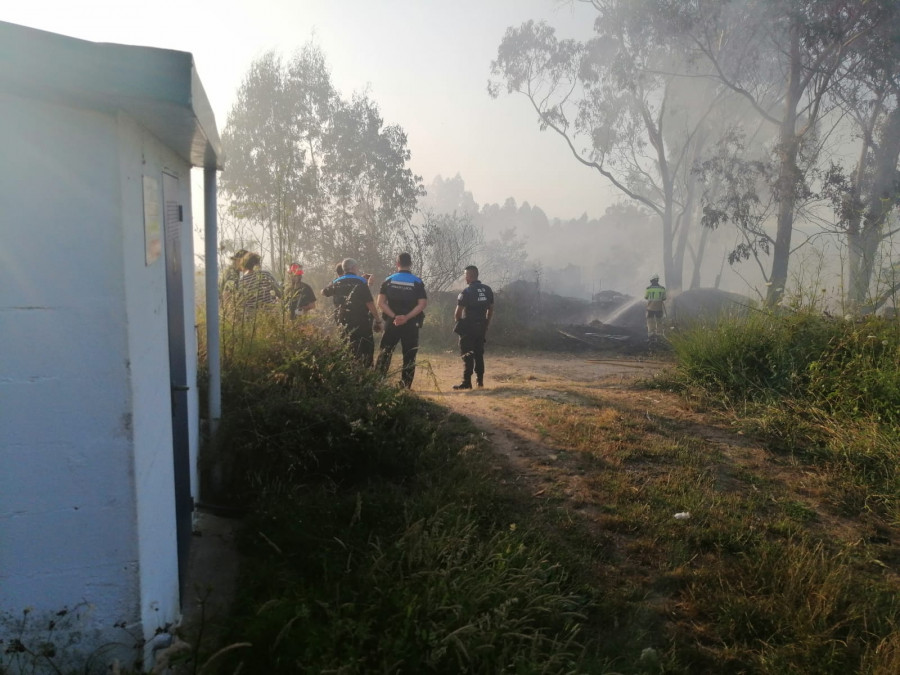 Los bomberos extinguen un fuego en el monte Alfeirán