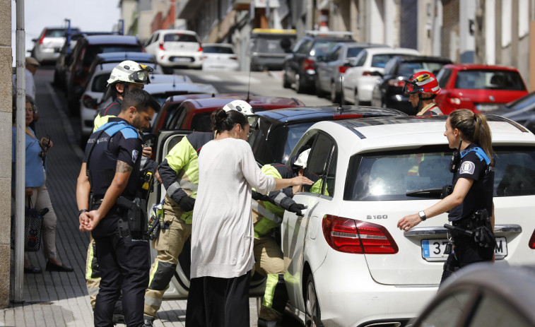 Los Bomberos rescatan a una niña de un año encerrada en un coche en Monte Alto