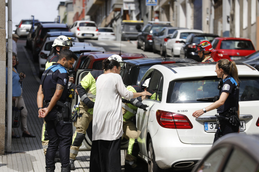 Los Bomberos rescatan a una niña de un año encerrada en un coche en Monte Alto