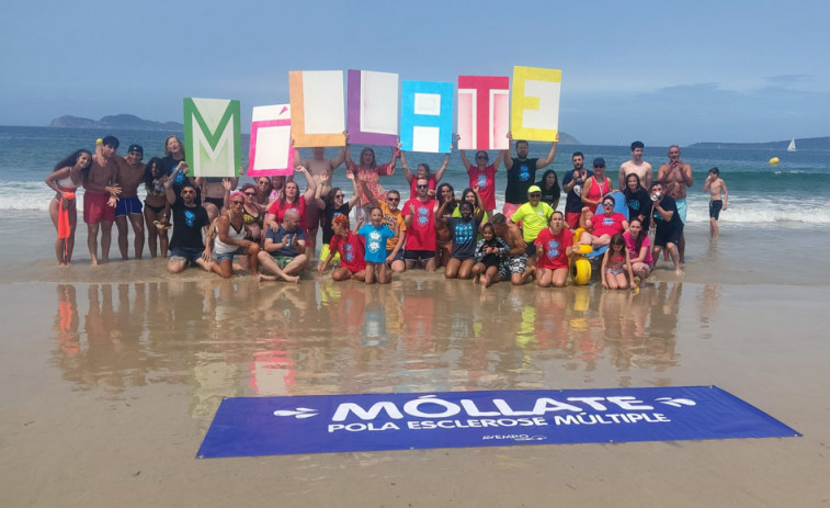 La playa de Samil se llena de solidaridad en el 'Móllate' por la Esclerosis Múltiple