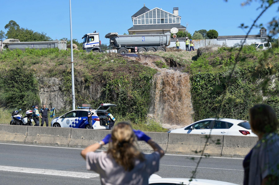 La rotura de una tubería en A Pasaxe causa una espectacular catarata