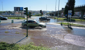 Inundación en A Pasaxe por la rotura de una tubería