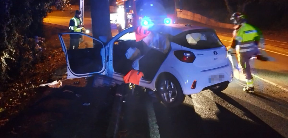 Liberan a un varón atrapado en su coche tras chocar contra un árbol en Oleiros