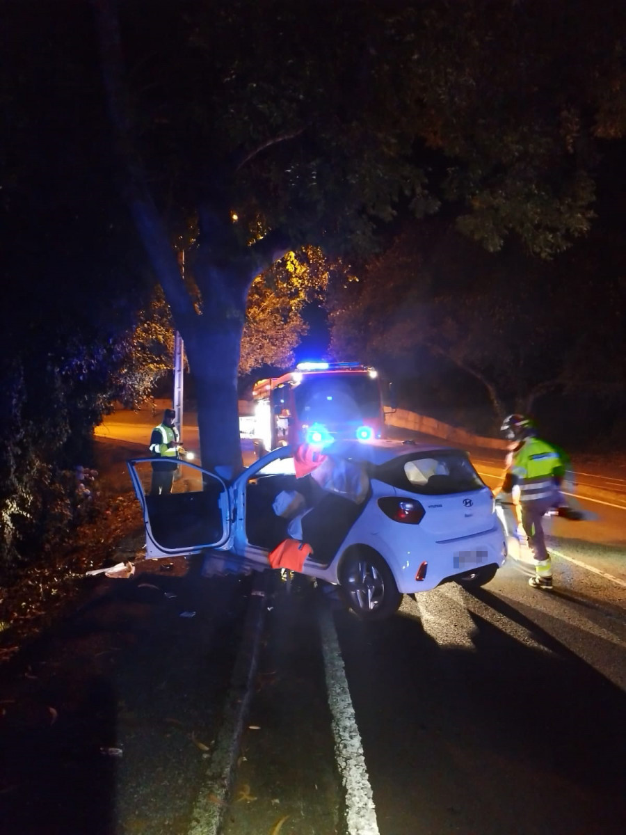 Liberan a un varón atrapado en su coche tras chocar contra un árbol en Oleiros