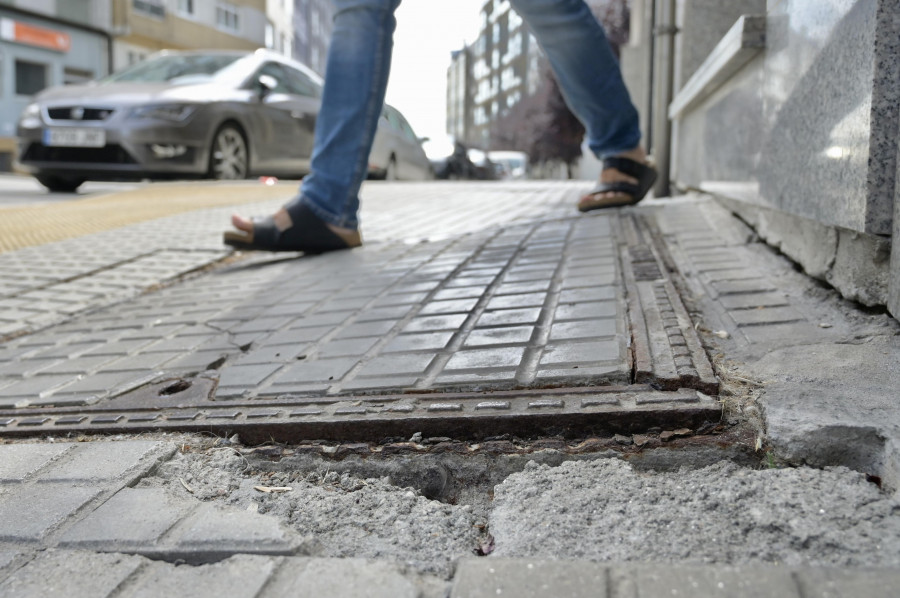 Los vecinos de O Castrillón enumeran 27 puntos de su barrio con deficiencias en las aceras y los bordillos